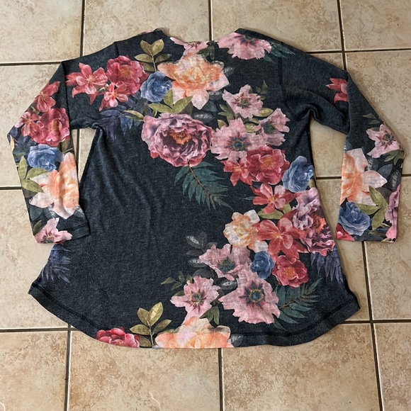 Soft Surroundings Midnight Blooms Floral long sleeve Vneck Top, Sz PM - Picture 3 of 7
